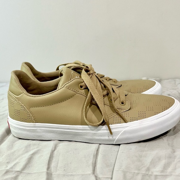 Perforated lace up leather Vans Women’s size 10 1/2 / Men’s size 9. - Picture 5 of 9